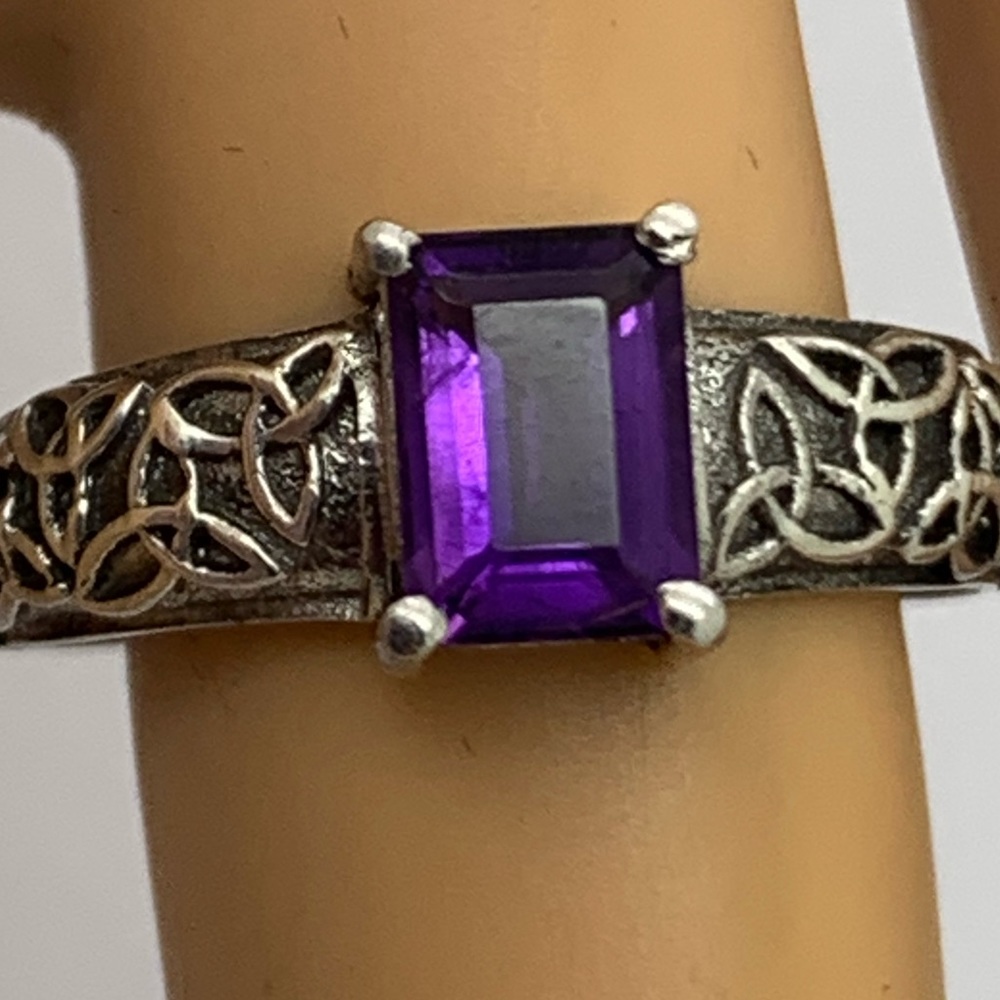 925.Vintage Sterling Gemstone Ring size 8